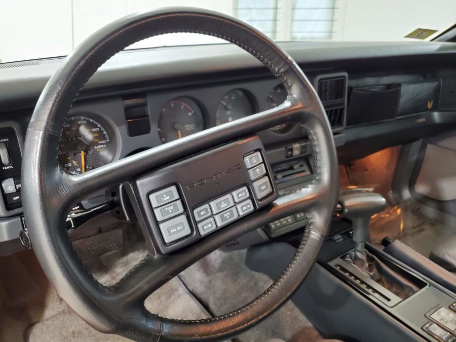 Панель приборов Pontiac Firebird Trans Am GTA T-Roof 1989 года  (фото 28 из 55)